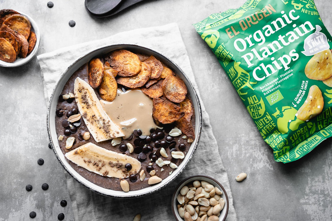 Schoko Porridge mit gebackenen Erdnuss-Kochbananen Chips 🍫🥜🍌 - el origen