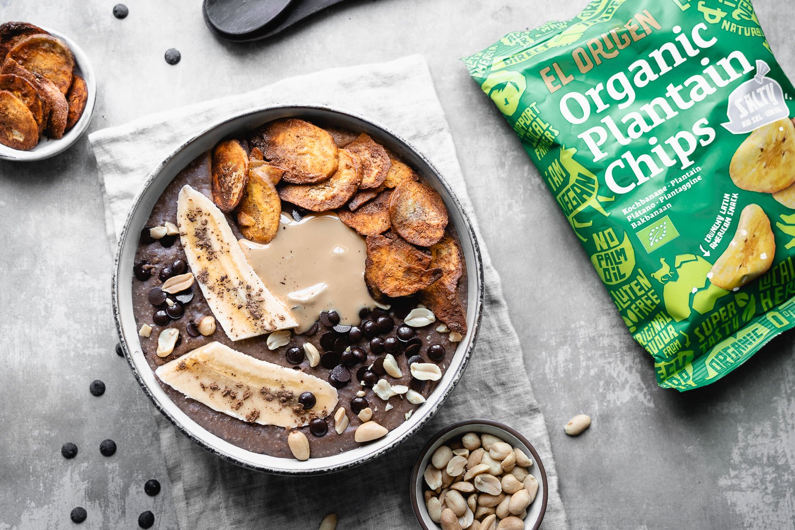 Schoko Porridge mit gebackenen Erdnuss-Kochbananen Chips 🍫🥜🍌 - el origen